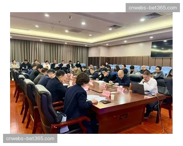 联盟技术委员会召开会议，评估引入新型地板传感器以辅助判断低位防守三秒违例的可行性